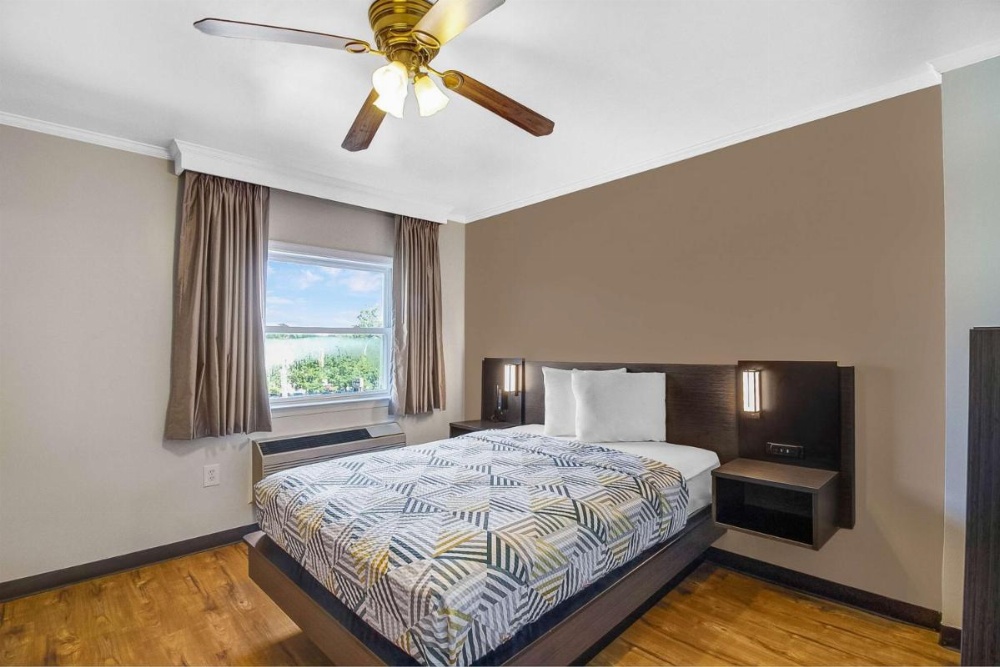 Deluxe Queen Room - Non-Smoking