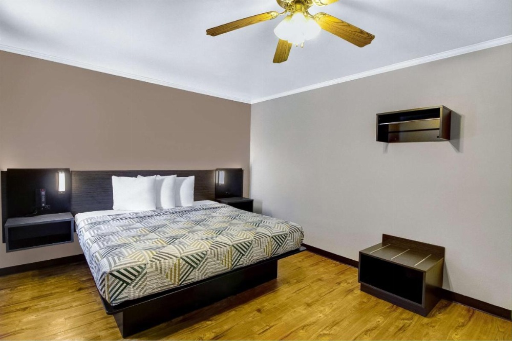 Deluxe King Room - Non-Smoking